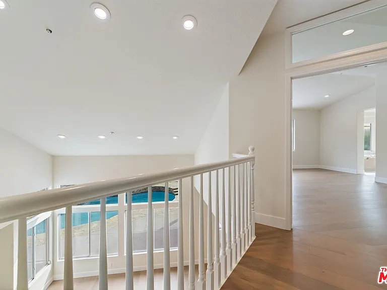 18500 Saint Moritz Dr — Photo 32
