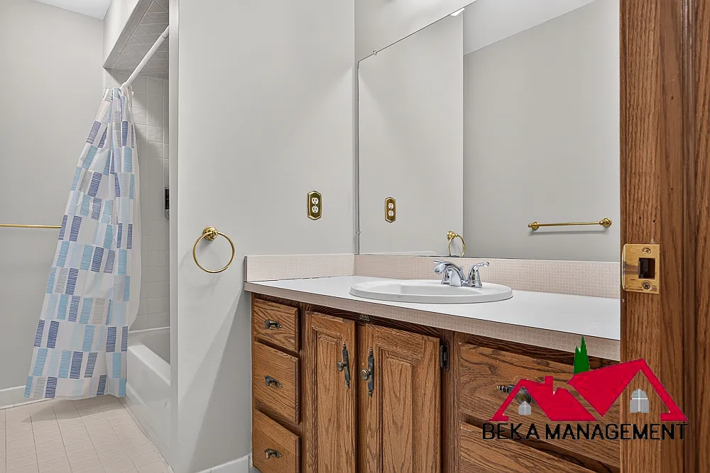4 bed, 2.5 bath, 2500 sqft, $2,800 — Photo 4