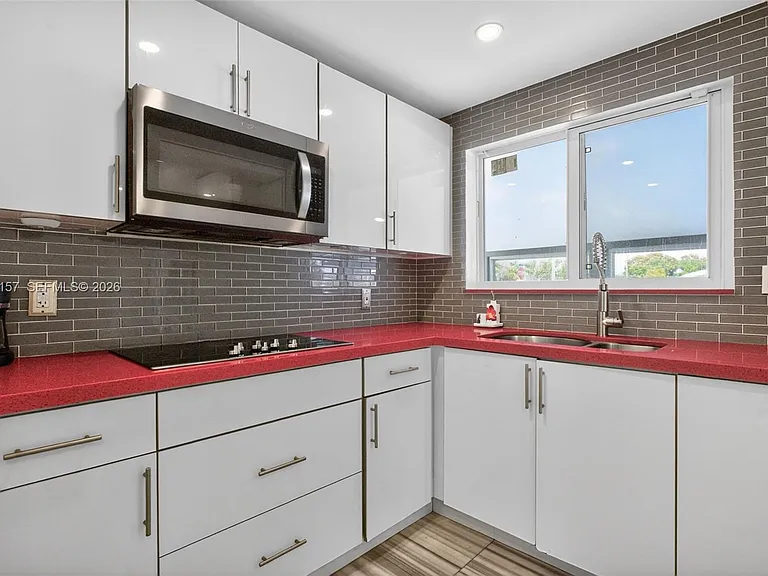 268 SE 8th Ave — Photo 11