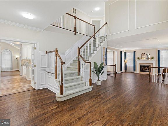 5th image of 15 Dickens Dr