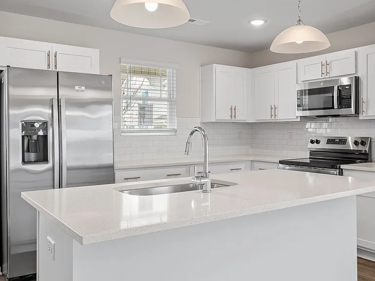 1012 Peony Ln — Photo 3