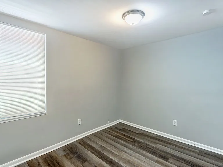917 West Victory Drive — Photo 7