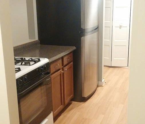 Dishwasher, range, garbage disposal, ample storage