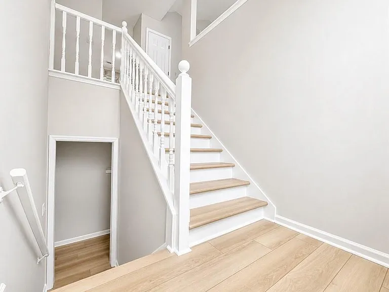 1400 Chalet Cir — Photo 2