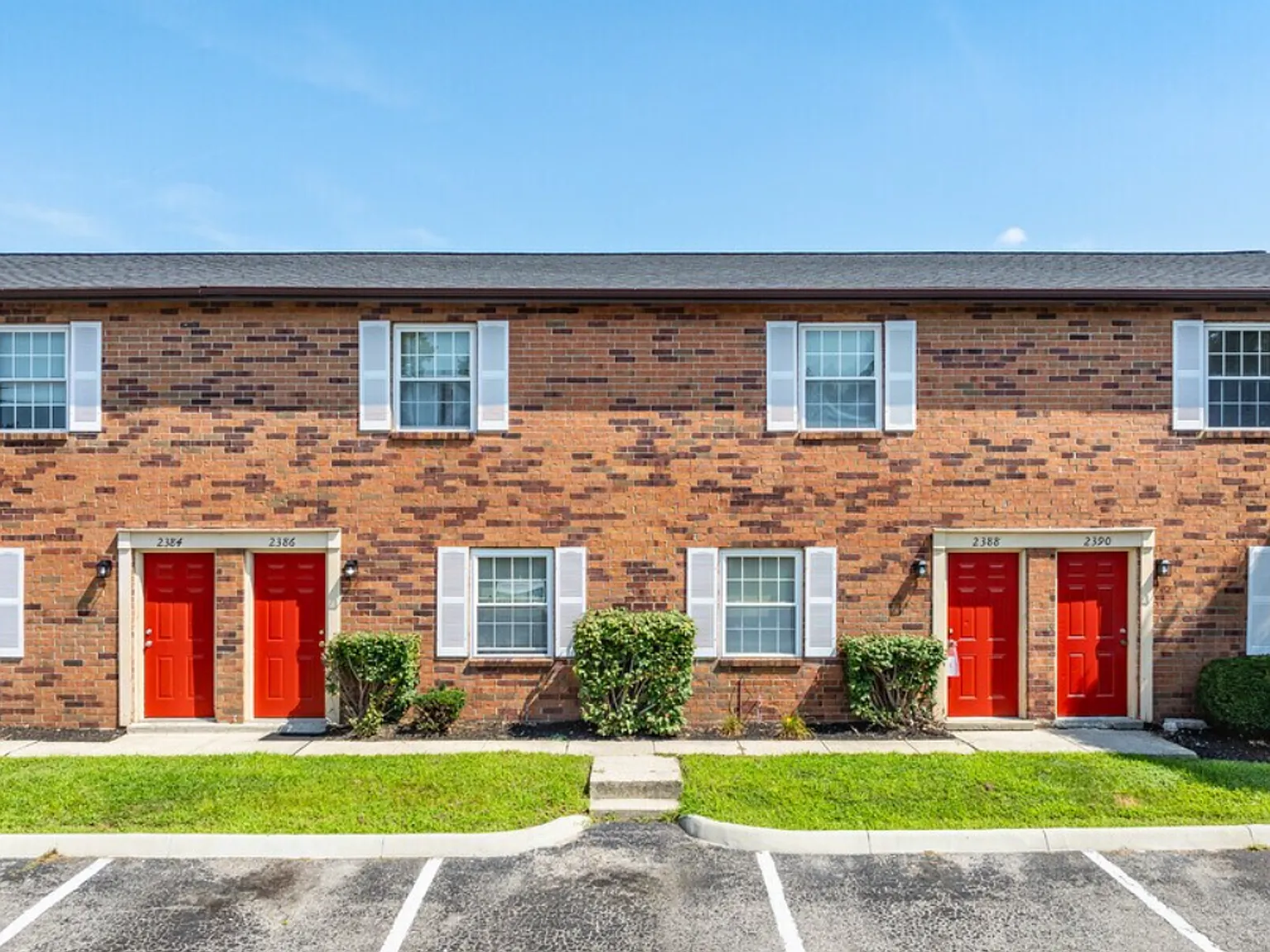 Welcome Pinecrest Village Apartments - Find your new home at a great price and location! — Photo 2