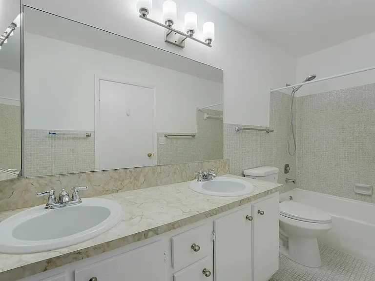 1142 Circle Ter W #C — Photo 18
