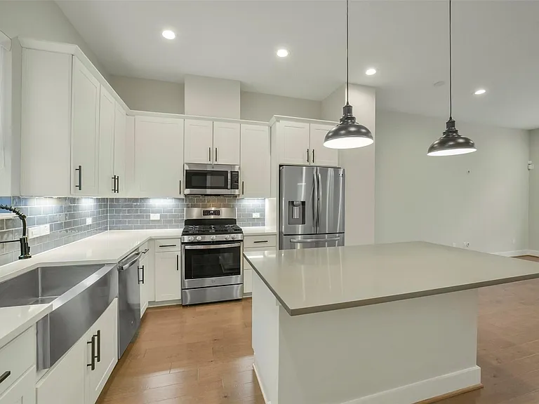 760 W Donovan St — Photo 12