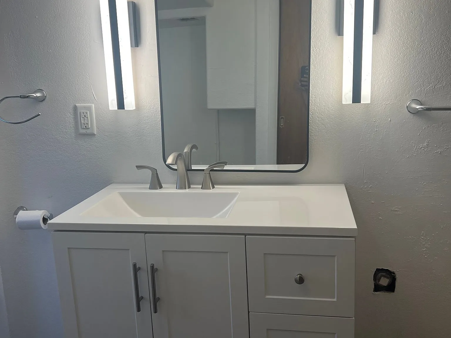Remodeled, Spacious Apartment in Great Neighborhood — Photo 4