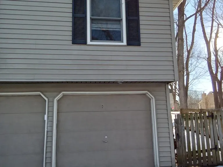 2409 NE Carousel Cir — Photo 3