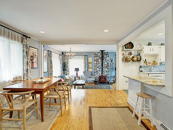 5th image of 8 Holiday Ct