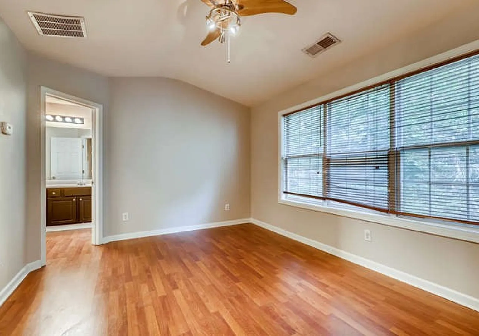 3 Story - 4 Bedroom Modern Townhome - Ask About our $250 Target Gift Certificate — Photo 4