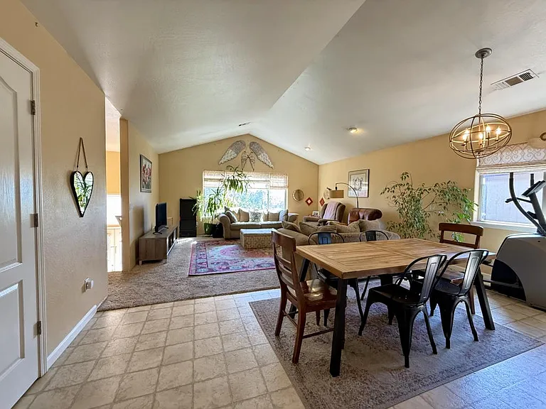 1176 NE Bonney Doon Ln — Photo 2