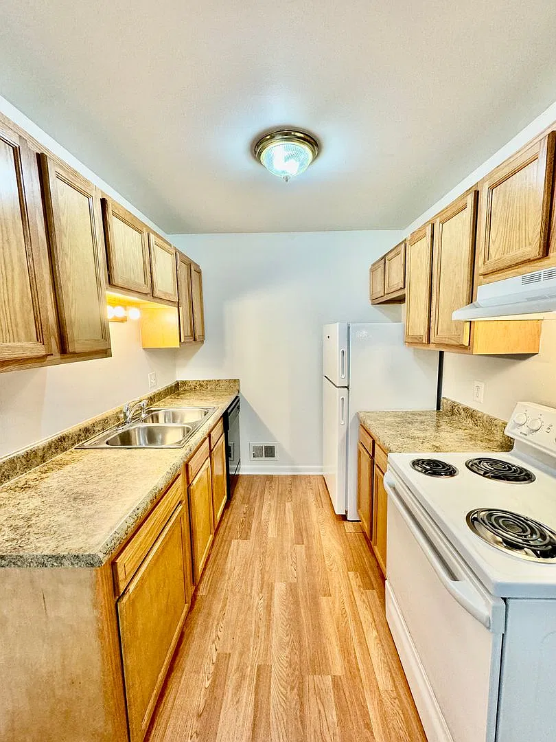 Remodeled, 2nd Floor, 2 Bdrm. available November 1st — Photo 3