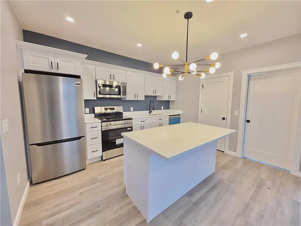 3 bed, 1.0 bath, 1200 sqft, $2,595 — Photo 2