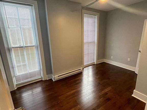 The floors in this bedroom are truly made of shiny Gouwoobedroom is