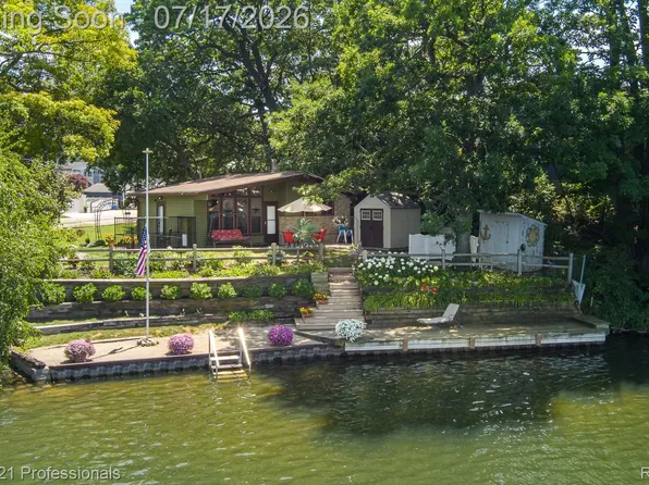 420 Bellevue Ave, Lake Orion, MI 48362