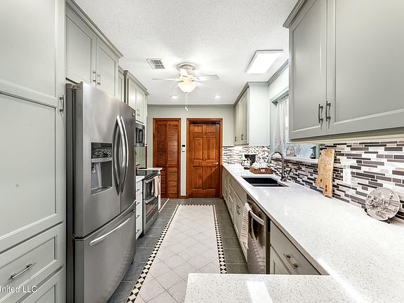 4th image of 15387 Woody Dr