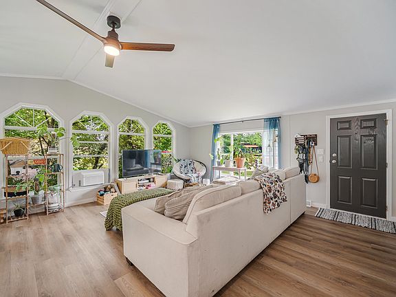 3rd image of 1021 E Elizabeth St