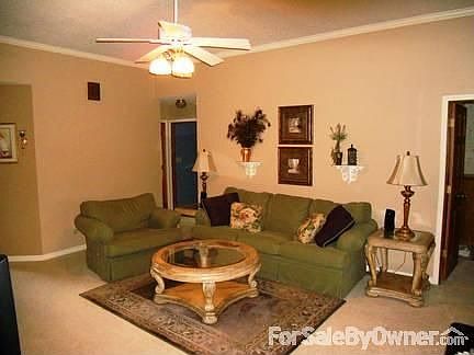 Living Room with 8' ceiling : You can see the garden from the front door when you enter the house.