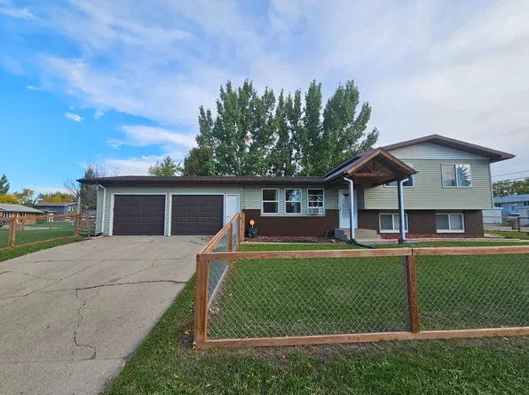 512 20th Ave NW, Minot, ND 58703