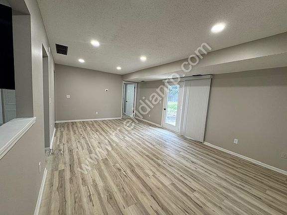 4th image of 2116 Logan Ct