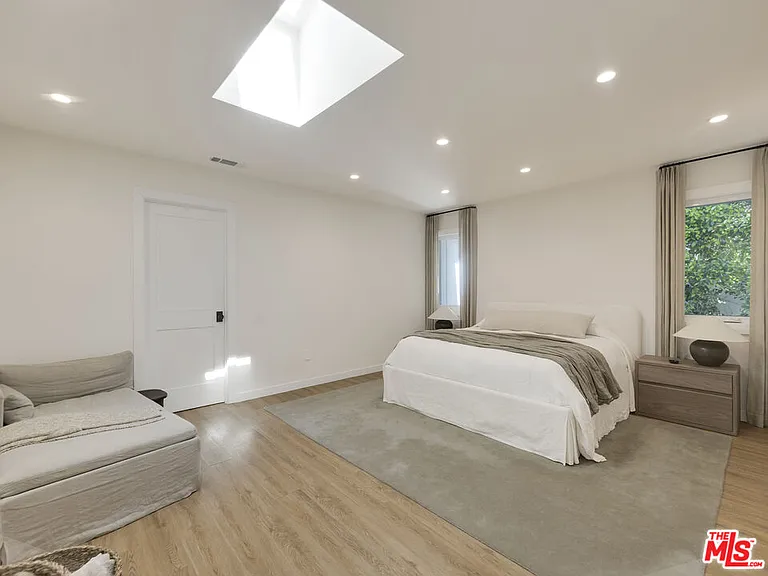 13506 Chandler Blvd — Photo 10