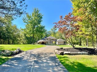9024 Regency Woods Dr, Willoughby, OH 44094