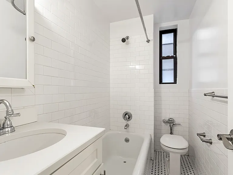 52 Clark St #4L — Photo 6