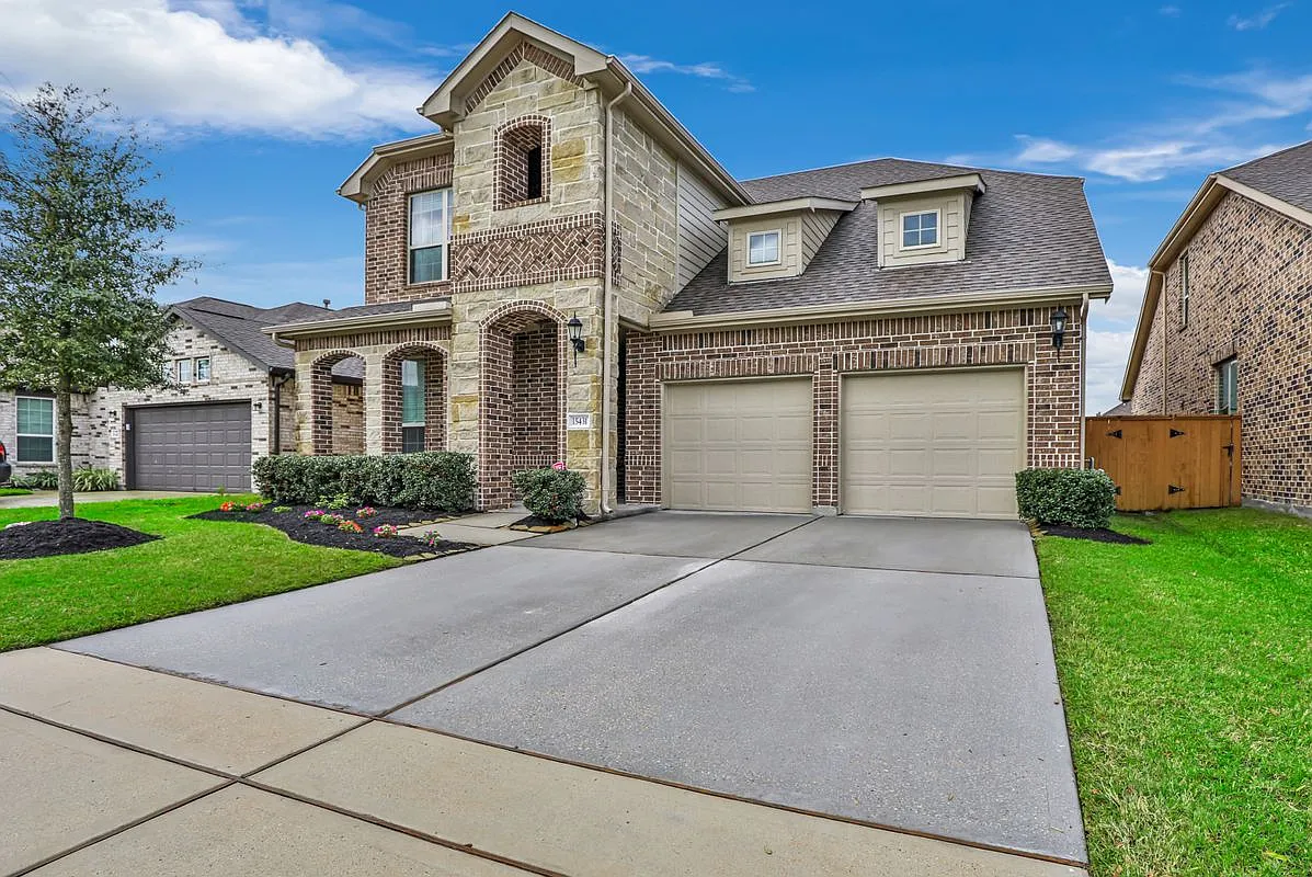 4 bed, 3.0 bath, 2363 sqft, $2,950 — Photo 2