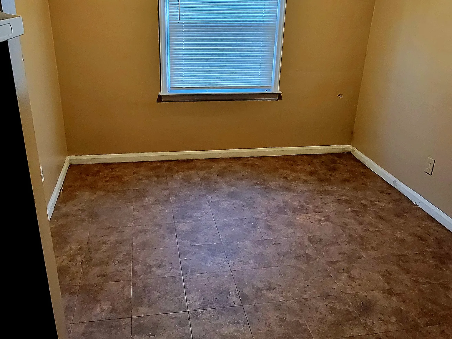 3 bed, 769 sqft, $1,300 — Photo 2
