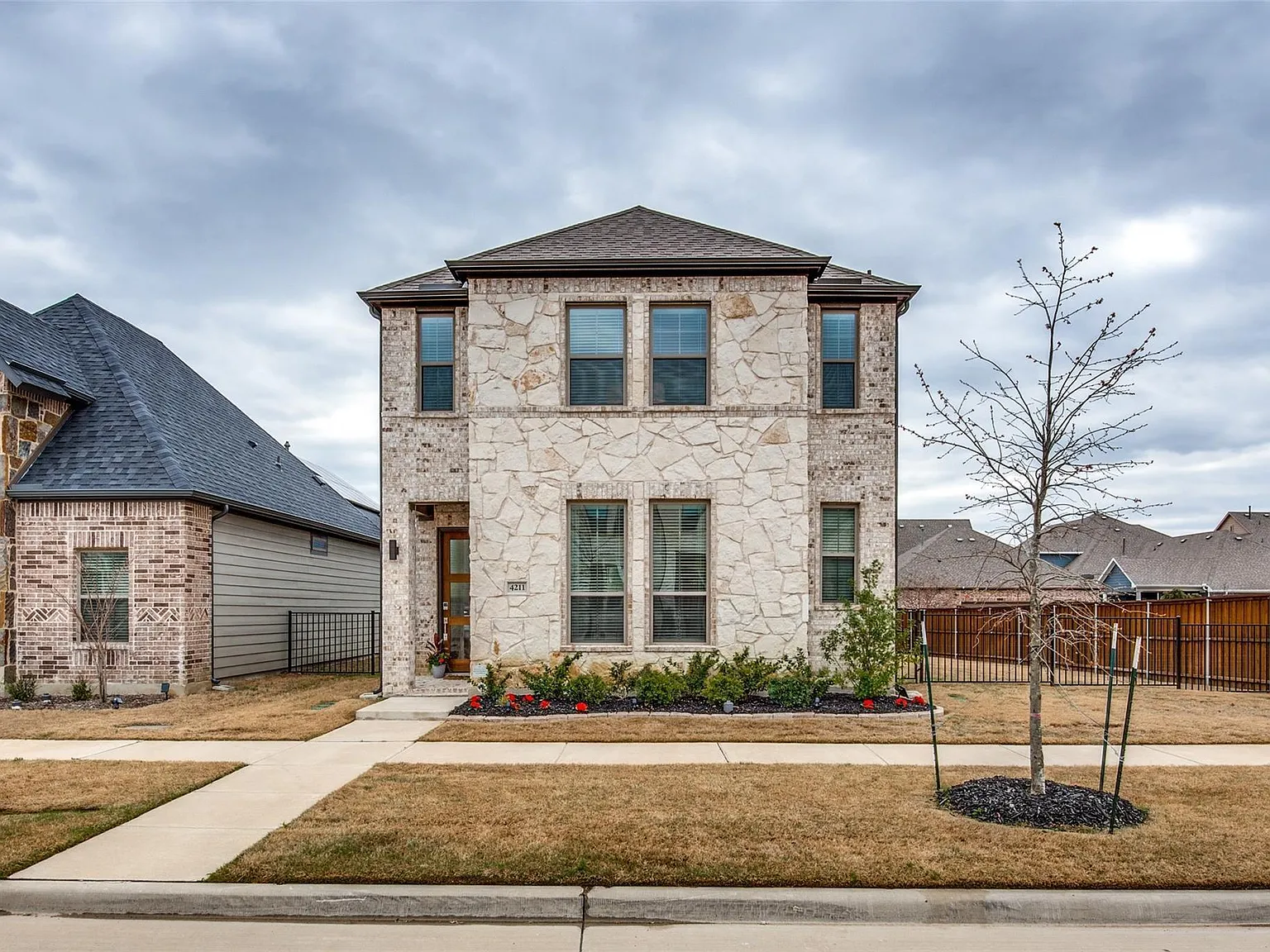 3 bed, 2159 sqft, $3,400 — Photo 2