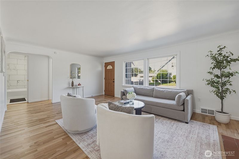 4th image of 825 8th St NW