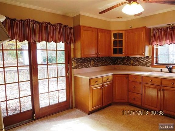 3rd image of 122 Woodhaven Dr