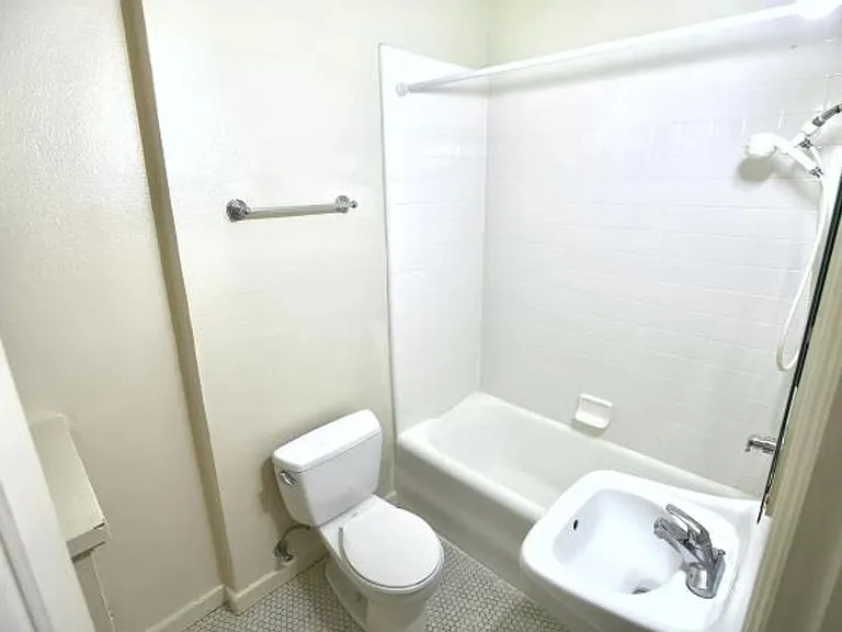 Very Large 1 Bedroom Apartment (Has Been Used As A 2 Bedroom) — Photo 11