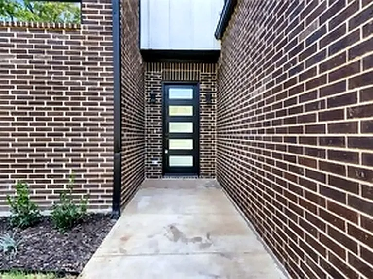 2408 Peabody Ave — Photo 4
