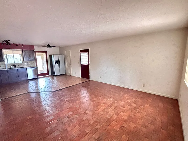 1322 E Five Star Blvd — Photo 3