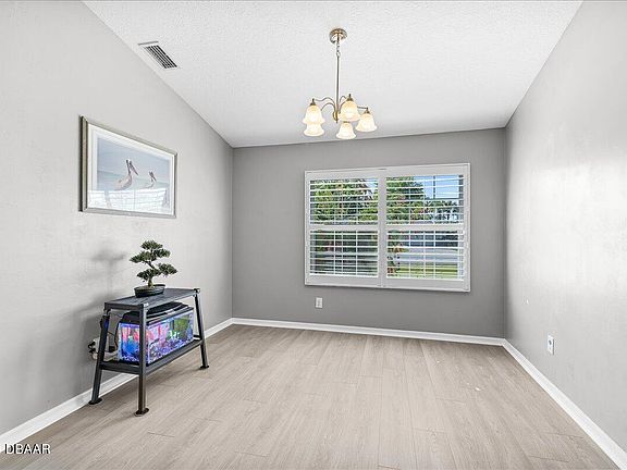 5th image of 20 Emerson Dr