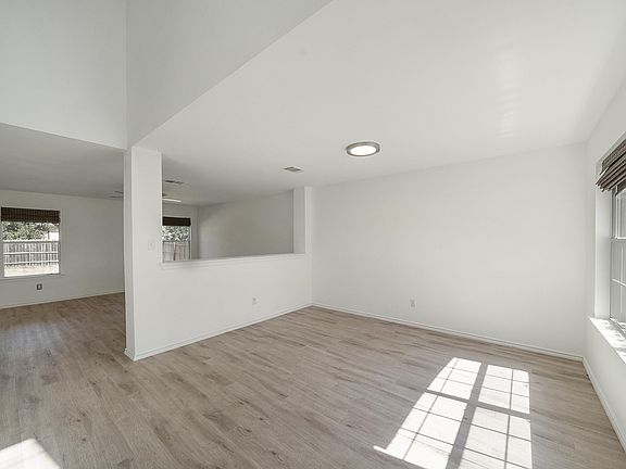5th image of 314 Phillips St