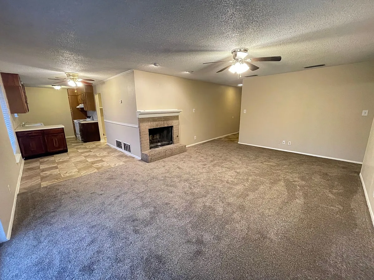 Building Photo - 8623 Holiday Dr