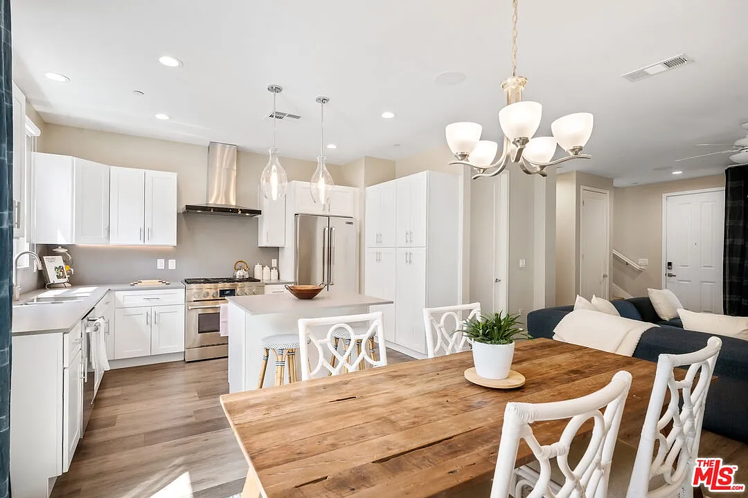 2 bed, 2.5 bath, 1483 sqft, $6,300 — Photo 4
