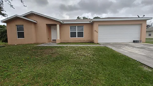 2311 SE Charleston Dr Photo 1