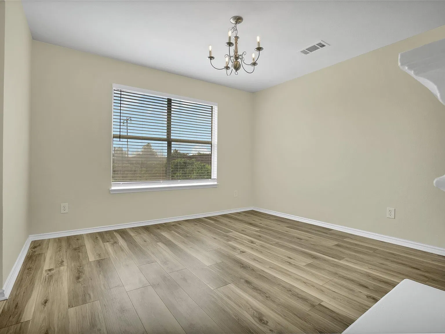4 bed, 2376 sqft, $2,300 — Photo 2