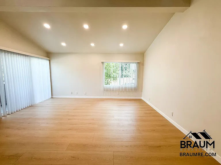4404 Stern Ave — Photo 5