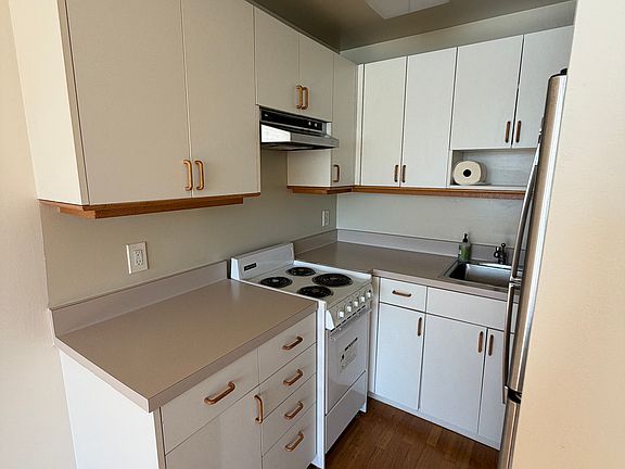 5th image of 2323 Van Ness Ave #301
