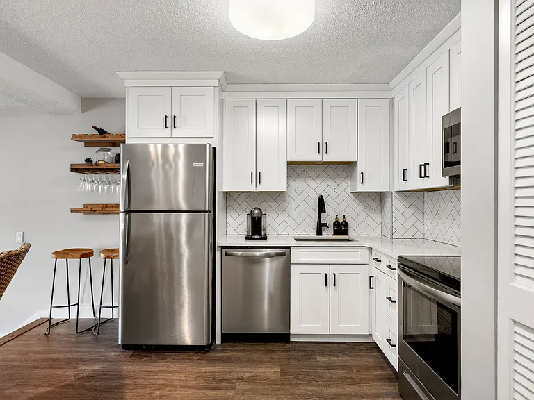 160 Burkhall St #212 — Photo 4