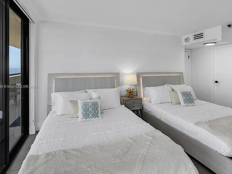 2555 Collins Ave #2200 — Photo 25