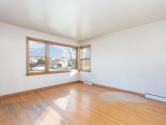 3rd image of 6953 W Montrose Ave