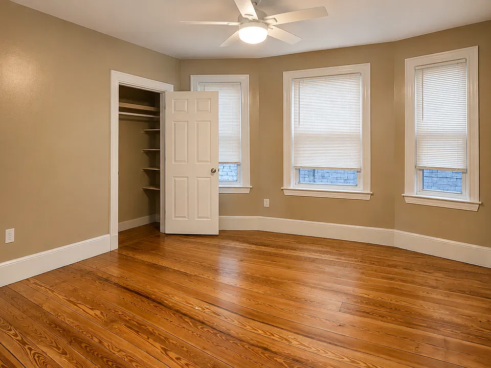 Bedroom w/ hardwood floors