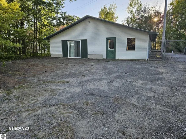 13595 W Shore Dr, Houghton Lake, MI 48629