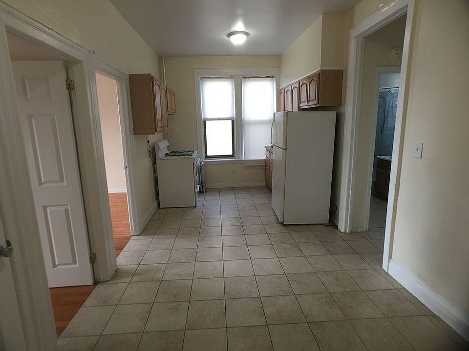 2nd image of 2555 35th St APT 2R